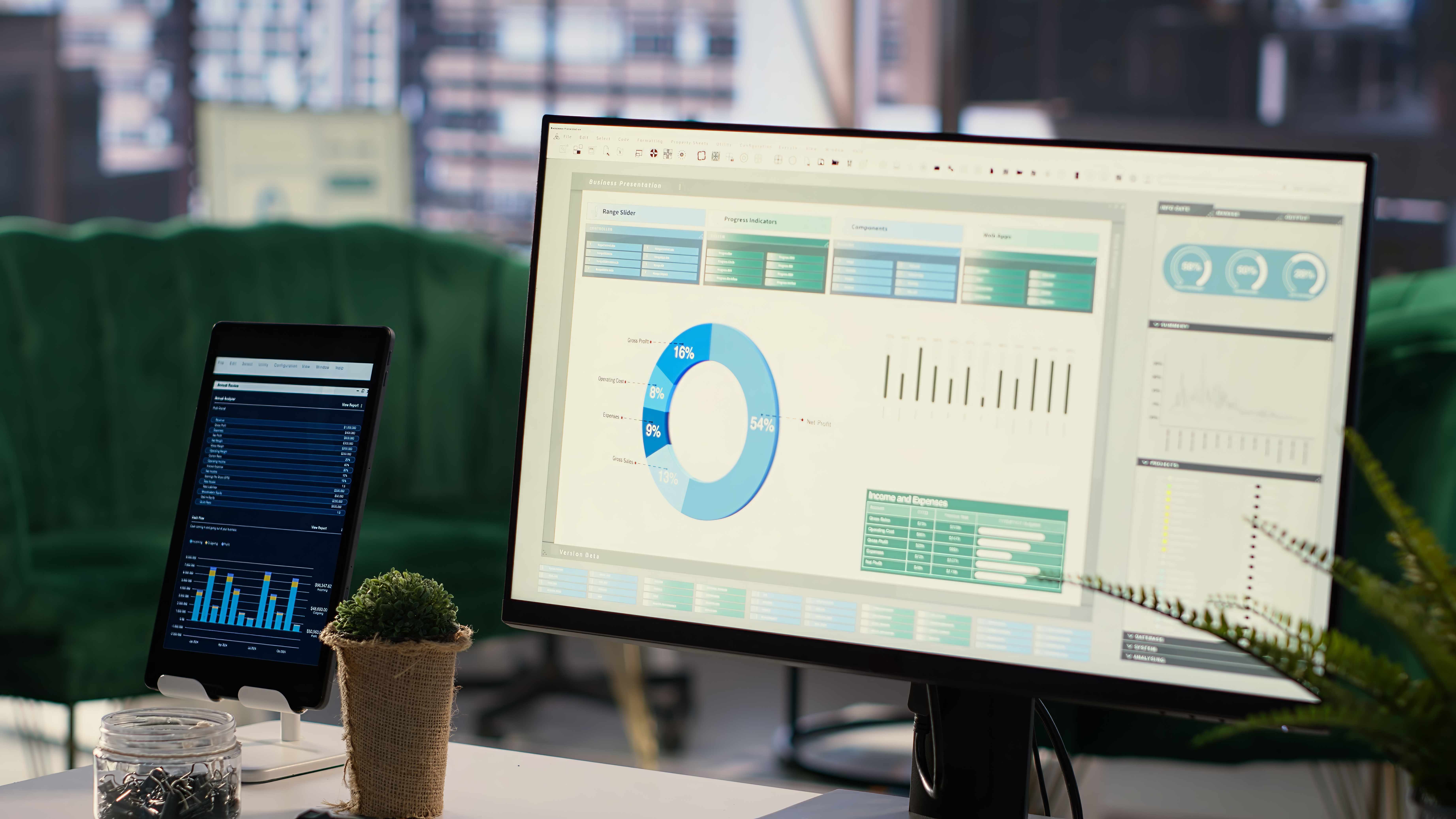 تنفيذ برامج مراقبة بيئية دورية وتقديم التقارير الفنية